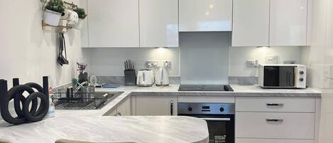 Kjøleskap, mikrobølgeovn, ovn og kokeplater