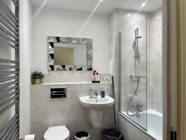 Bañera con ducha, bañera profunda, secador de pelo, toallas