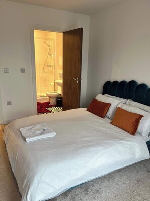 2 bedrooms, iron/ironing board, free WiFi, bed sheets - Luxury Apartment - Lakeside (Grays)