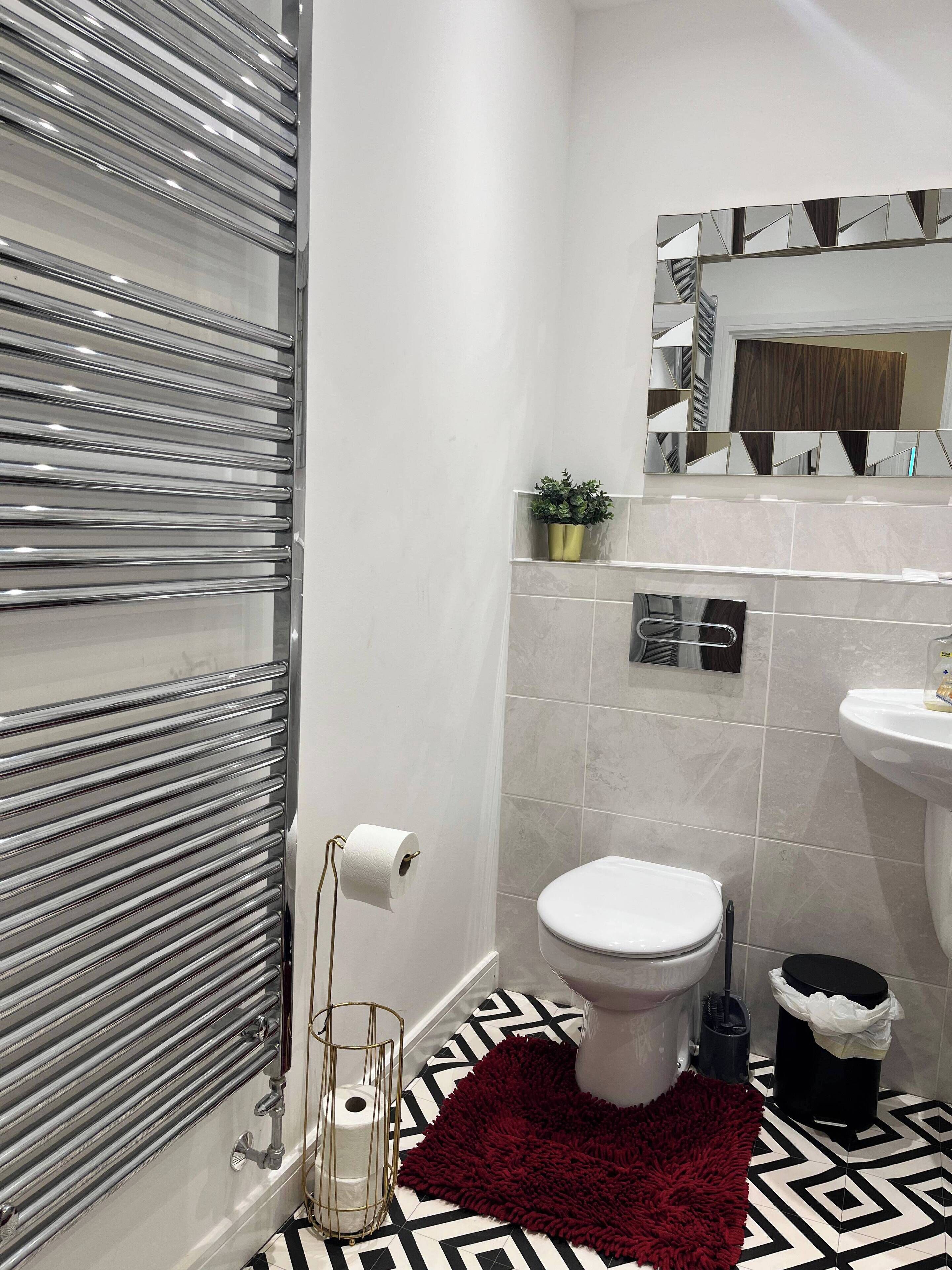 Combined shower/bathtub, deep-soaking bathtub, free toiletries