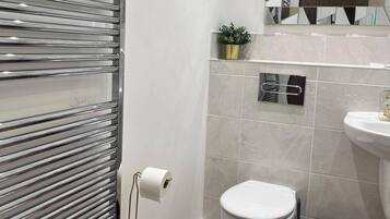 Combined shower/bathtub, deep-soaking bathtub, free toiletries