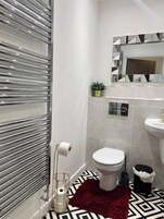 Ducha y bañera combinadas, bañera profunda, secador de pelo y toallas