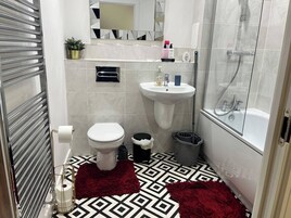 Bañera con ducha, bañera profunda, secador de pelo, toallas