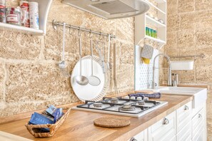 Jääkaappi, uuni, astianpesukone, kahvin-/teenkeitin