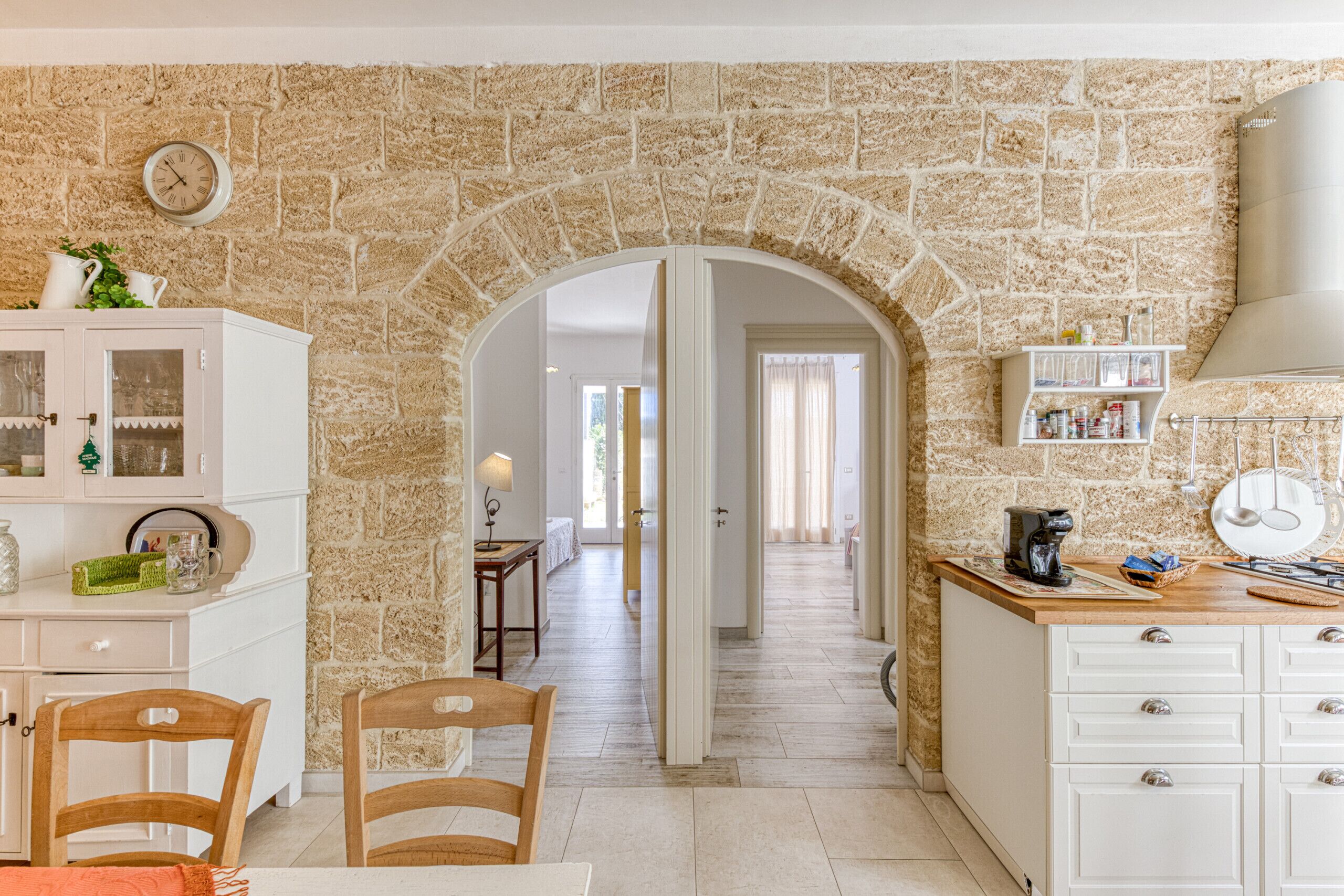 Réfrigérateur, four, lave-vaisselle, cafetière/bouilloire