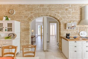 Jääkaappi, uuni, astianpesukone, kahvin-/teenkeitin