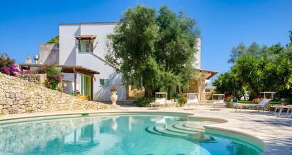 Fantastic pool villa w/ private park 2km from sea