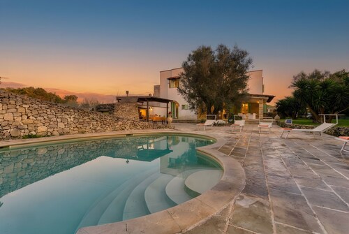 Geräumige Pool-Villa mit privat. Park 2km vom Meer