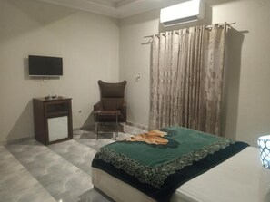 تجهيزات عازلة للصوت ومكواة/لوح كي وواي فاي مجانًا