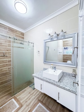Dusche, Handtücher, Seife, Toilettenpapier