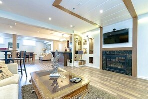 Smart TV y chimenea 