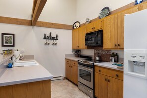 Jääkaappi, mikroaaltouuni, uuni, liesi