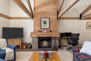 Smart TV y chimenea 