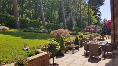 Modern 6,771 ft2 Surrey estate with landscaped gardens just steps to Golf Course