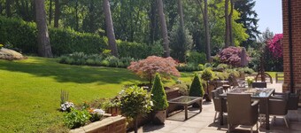 Modern 6,771 ft2 Surrey estate with landscaped gardens just steps to Golf Course