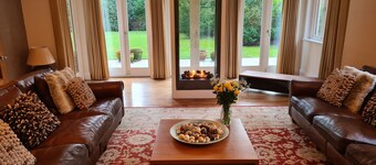 Modern 6,771 ft2 Surrey estate with landscaped gardens just steps to Golf Course