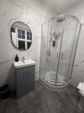 Regadera, secadora de cabello, toallas, jabón 