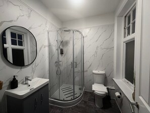 Douche, sèche-cheveux, serviettes fournies, savon