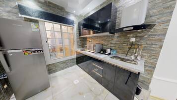 Microwave, cookware/dishes/utensils