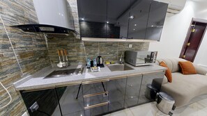 Microwave, electric kettle, cookware/dishes/utensils - iris life (Jeddah)