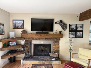 Smart TV, chimenea, estéreo y impresora 