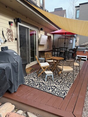 Outdoor dining - Old Town Park City 2BR-2BA - Ski to Back Deck - Hot Tub - Walk to PCMR & Main St (Park City)