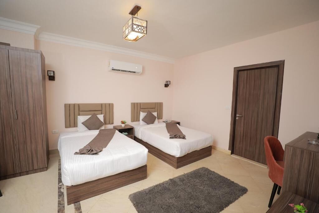 Habitación doble superior, balcón, vista a la ciudad | Caja de seguridad en la habitación y insonorización 