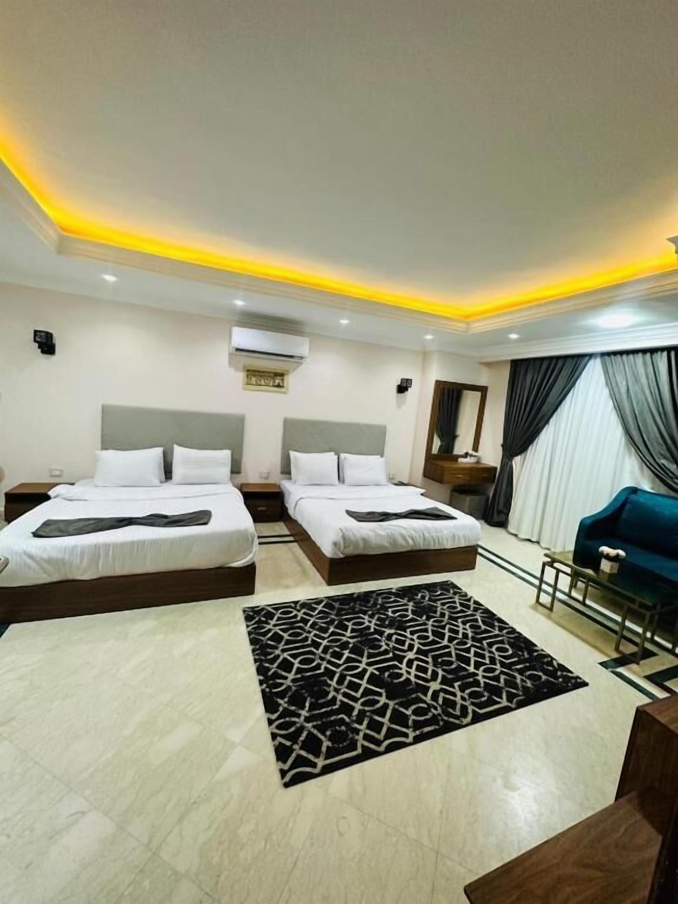 Habitación cuádruple Deluxe, balcón, vista a la ciudad | Caja de seguridad en la habitación y insonorización 