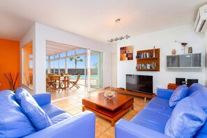 Smart TV, ping pong - Villa Papagayo Faro by Villa Plus (Playa Blanca)