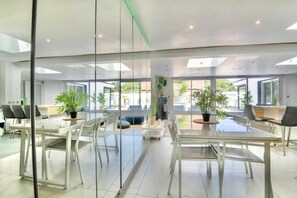 Dining - House with parking access to old Lille, pierre mauroy stadium and city center. (Mons-en-Barœul)