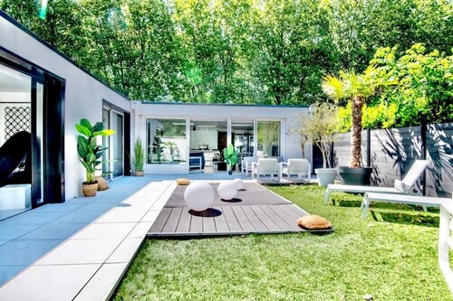 House with parking access to old Lille, pierre mauroy stadium and city center.