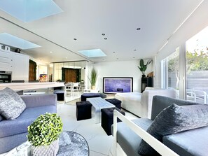 Living area - House with parking access to old Lille, pierre mauroy stadium and city center. (Mons-en-Barœul)