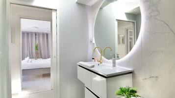 Haartrockner, Handtücher, Toilettenpapier