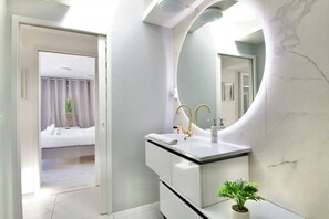 Hair dryer, towels, toilet paper - House with parking access to old Lille, pierre mauroy stadium and city center. (Mons-en-Barœul)