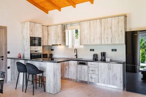 Wasserkocher mit Kaffee-/Teezubehör, Kühlschrank, Mikrowelle