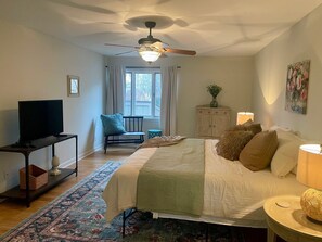 2 slaapkamers, een bureau, een strijkplank/strijkijzer, gratis wifi