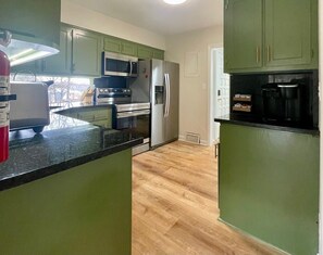 Een koelkast, een microgolfoven, een oven, een kookplaat