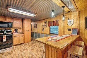 Fridge, microwave, oven, stovetop - Hunting Daze- 2 Large Deck with Hot Tub and Fire Pit in heart of Hochatown! (Broken Bow)