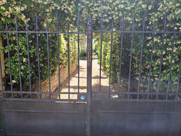 A gated entrance with a sign reading 'CA SOUDOU'.