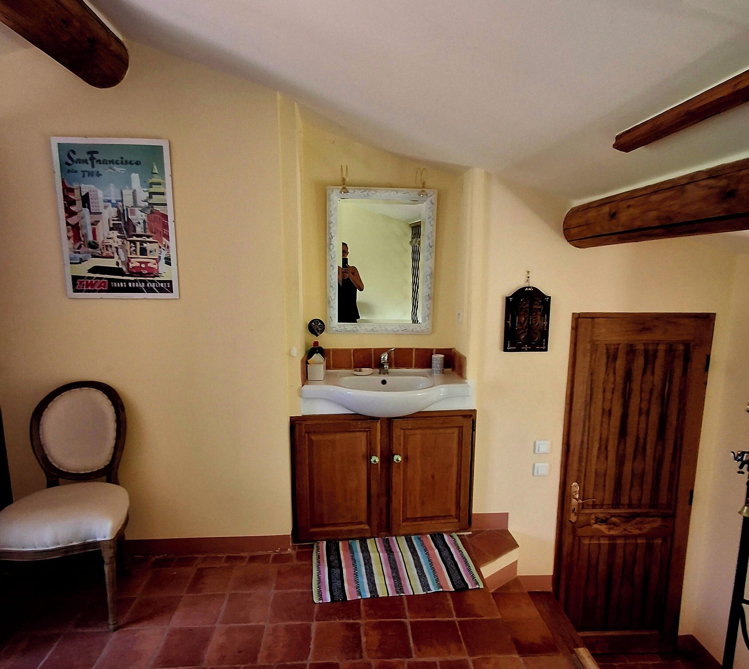 Douche, serviettes fournies, savon, papier toilette