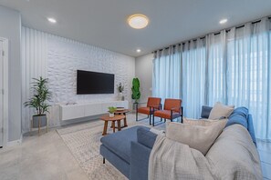 Smart TV - Luxury 5BR Home w/ Private Pool at Windsor Island (Davenport)
