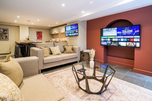 Fantastic 6-bedroom house close to Shrewsbury town - Pass the Keys