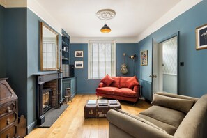 TV - Stunning 2-bed Townhouse in Moreton-in-Marsh - Pass the Keys (Moreton-in-Marsh)