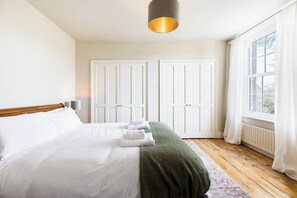 3 bedrooms, iron/ironing board, free WiFi, bed sheets - Stunning 2-bed Townhouse in Moreton-in-Marsh - Pass the Keys (Moreton-in-Marsh)