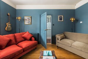 TV - Stunning 2-bed Townhouse in Moreton-in-Marsh - Pass the Keys (Moreton-in-Marsh)