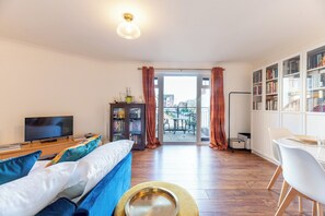 TV - City-chic central studio near station, Kingston - Pass the Keys (Kingston-upon-Thames)