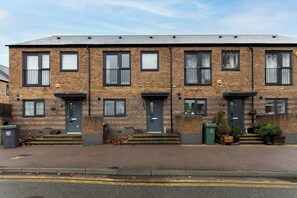 Exterior - 2 Bed House, Dartford Station 10 min walk, Parking - Pass the Keys (Dartford)