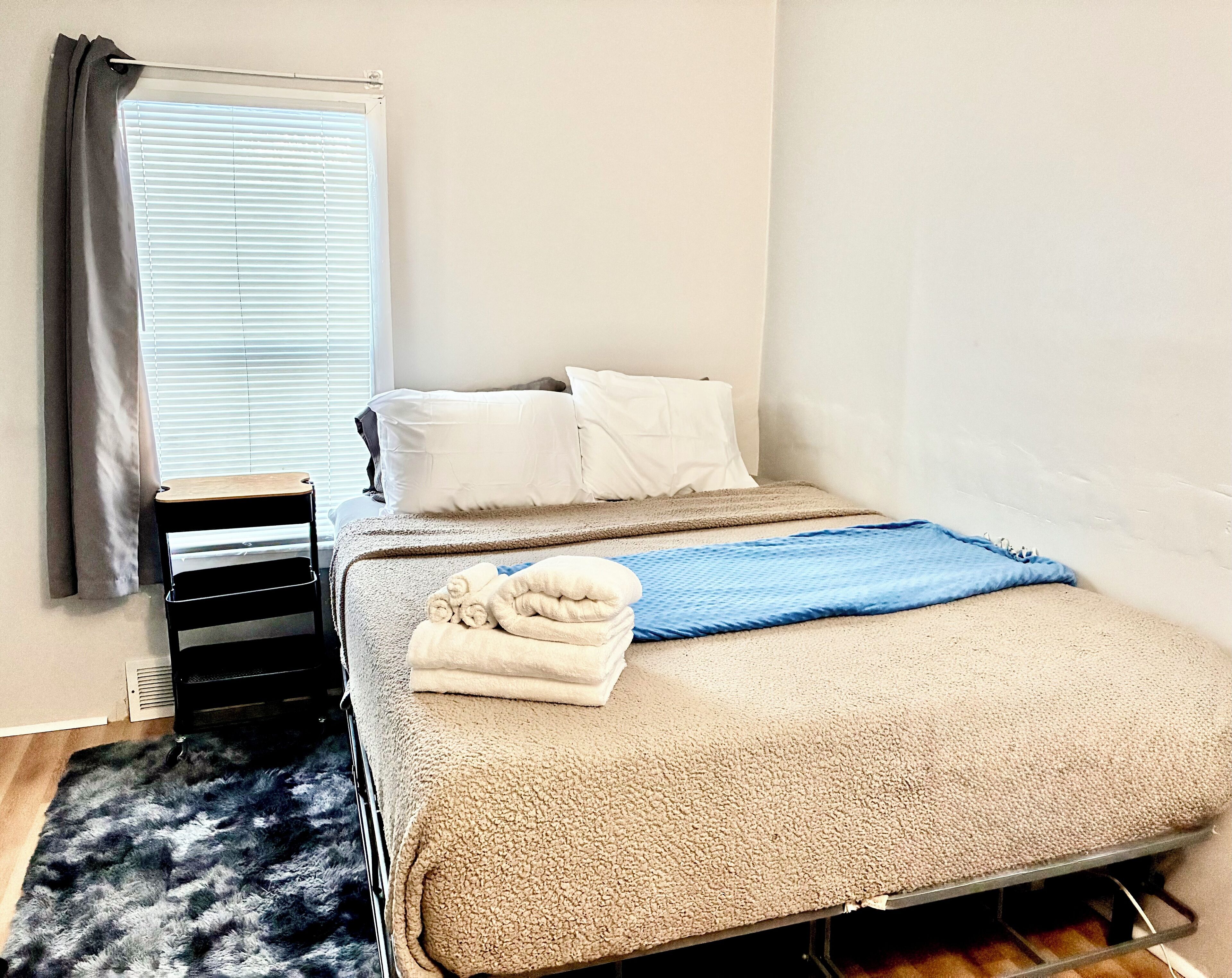 3 habitaciones, tabla de planchar con plancha, wifi y ropa de cama 