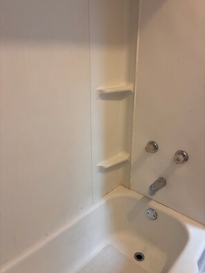 Sèche-cheveux, serviettes fournies, savon, papier toilette