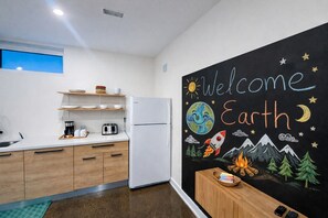 Oven, stovetop, dishwasher - West Toronto Luxury B&B Humber River Suite - Steps to UP Express - Airport-Union (Toronto)